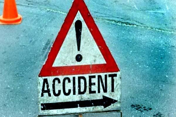 गश्त के लिए जा रही पुलिस टीम की कार पलटी, छह पुसिलकर्मी घायल गश्त के लिए जा रही पुलिस टीम की कार पलटी, छह पुसिलकर्मी घायल