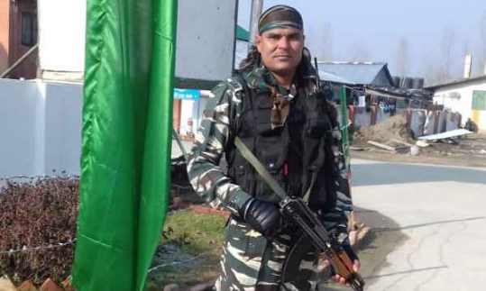 हंदवाड़ा मुठभेड़ में शहीद पिता विनोद को नौ साल के बेटे ने दी मुखाग्नि हंदवाड़ा मुठभेड़ में शहीद पिता विनोद को नौ साल के बेटे ने दी मुखाग्नि