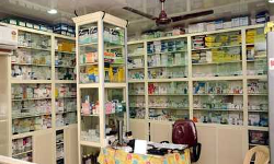 बागपत: ड्रग इंस्पेक्टर ने मेडिकल स्टोरों पर की छापेमारी, कई मेडिकल स्टोर संचालक दुकान बंद करके भागे बागपत: ड्रग इंस्पेक्टर ने मेडिकल स्टोरों पर की छापेमारी, कई मेडिकल स्टोर संचालक दुकान बंद करके भागे