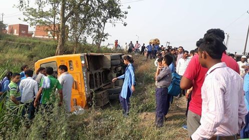 मुज़फ्फरनगर में स्कूली बच्चों से भरी बस पलटी