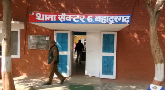 हिसार के व्यापारियों से बहादुरगढ़ में लूटा पांच किलो सोना,21 लाख की नगदी, कार और मोबाईल भी छीनकर लुटेरे फरार