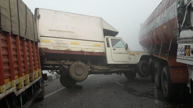 बागपत में घने कोहरे के चलते एक्सप्रेस वे पर वाहन टकराये, कई घायल