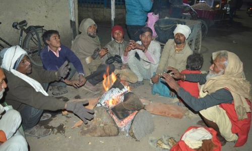 गलन भरी ठंड की चपेट में उत्तर प्रदेश...बर्फीली हवाओं ने किया लोगों का जीना दुश्वार, पारा 2 डिग्री के करीब पहुंचा
