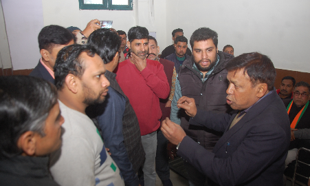 तत्काल आरक्षण को स्टेशन पर मचा बवाल...भाजपाईयों ने जमकर किया हंगामा, सीआरएस व व्यापारी ने दी थाने में तहरीर