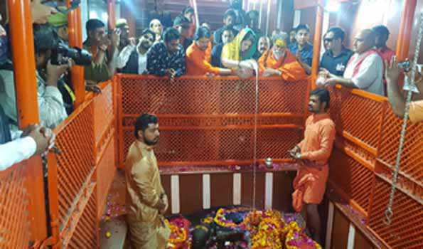 दादी इंदिरा के बाद हनुमान मंदिर आने वाली परिवार की दूसरी सदस्य हैं प्रियंका