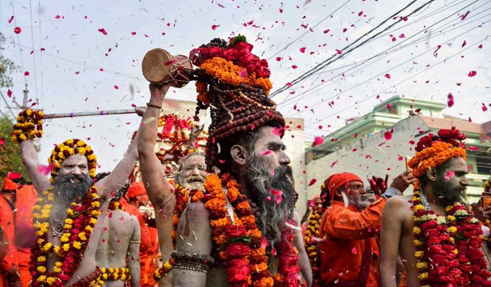 ऐसे होता है कुंभ में आने वाले साधुओं का श्रृंगार, लोग देखकर रह जाते हैं दंग