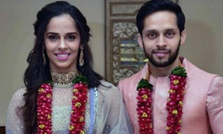 बैडमिंटन स्टार साइना नेहवाल ने सादगी भरे अंदाज़ में पी कश्यप संग रचाई शादी बैडमिंटन स्टार साइना नेहवाल ने सादगी भरे अंदाज़ में पी कश्यप संग रचाई शादी