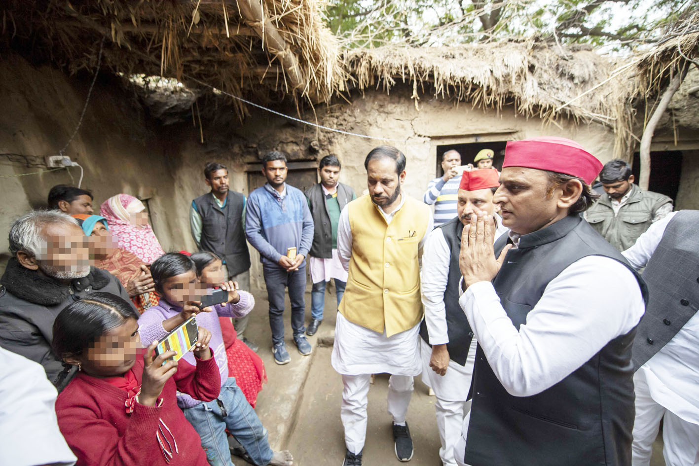 अखिलेश ने उन्नाव रेप पीडिता के परिजनों से की मुलाकात...पूर्व मुख्यमंत्री ने संतप्त परिवारजनों को सांत्वना देते हुए कहा-आपने बहादुर बेटी को खोया